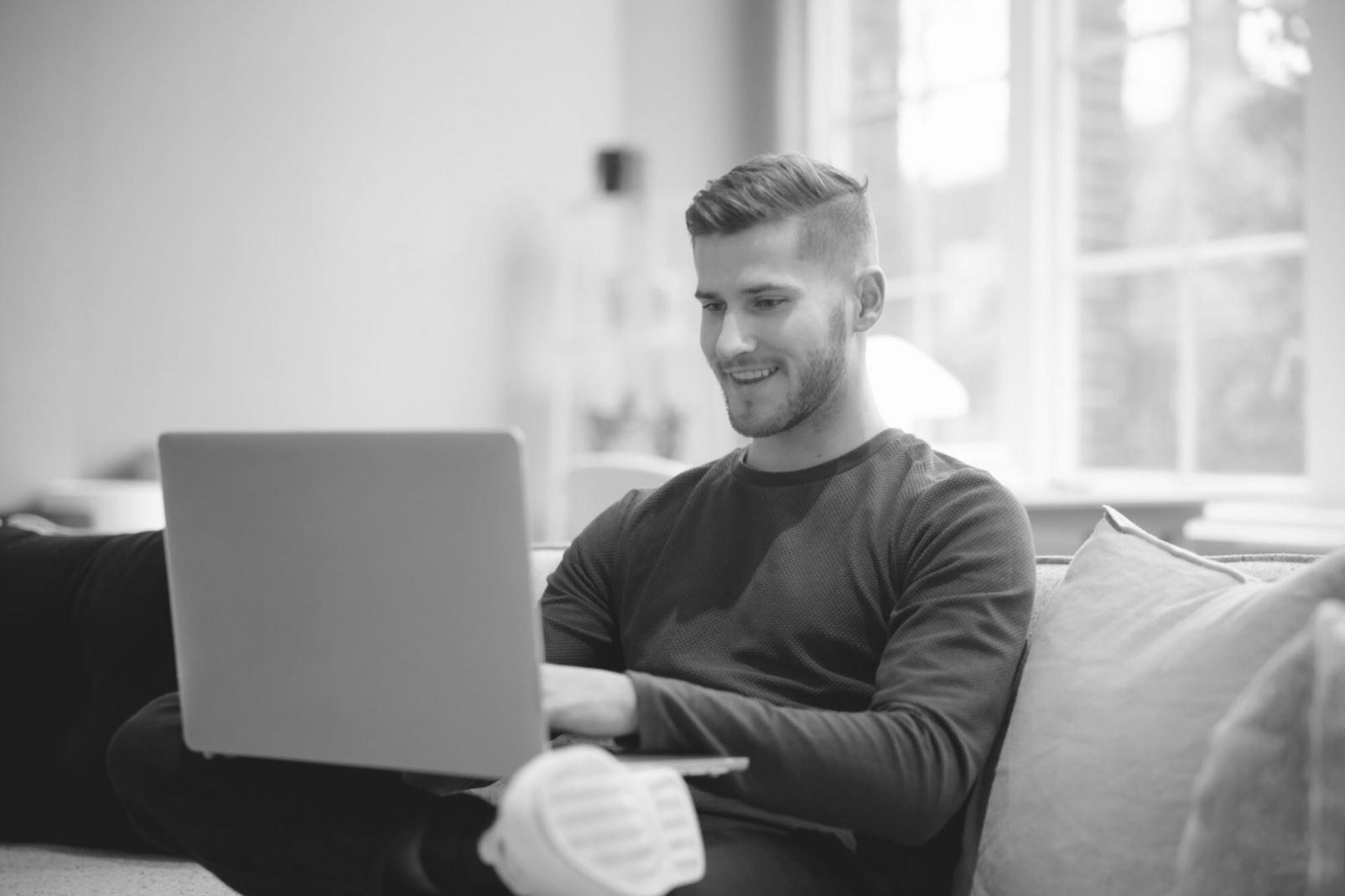 Tim profesional sedang menganalisis data keuangan dengan grafik dan chart yang kompleks