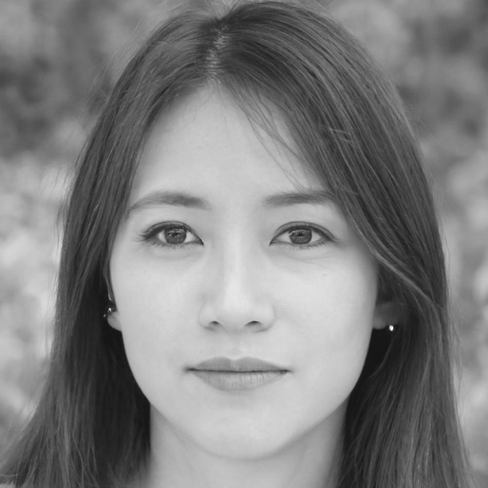 Sari Wulandari - Ahli Analisis Keuangan