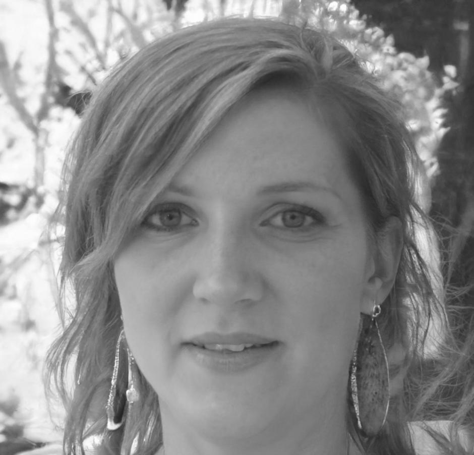 Indira Kusuma - Konsultan Keuangan Senior