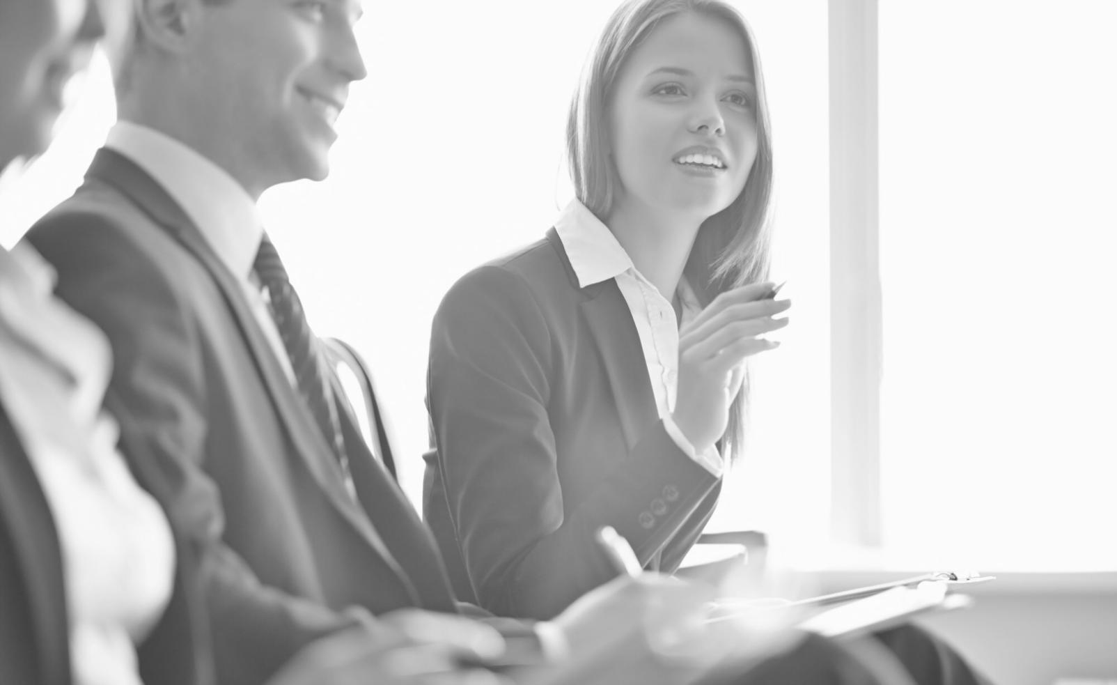 Suasana kelas interaktif dengan peserta diskusi intensif menggunakan laptop dan dokumen analisis